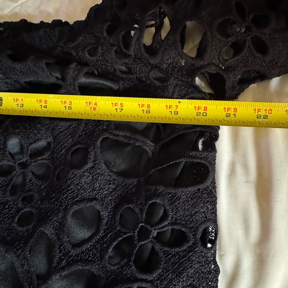 Elegant Black Off-Shoulder  floral lace Dress - Picture 5 of 6